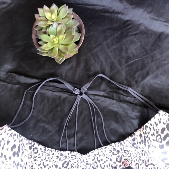 Victoria’s Secret cheetah print front snap bra - Picture 3 of 6